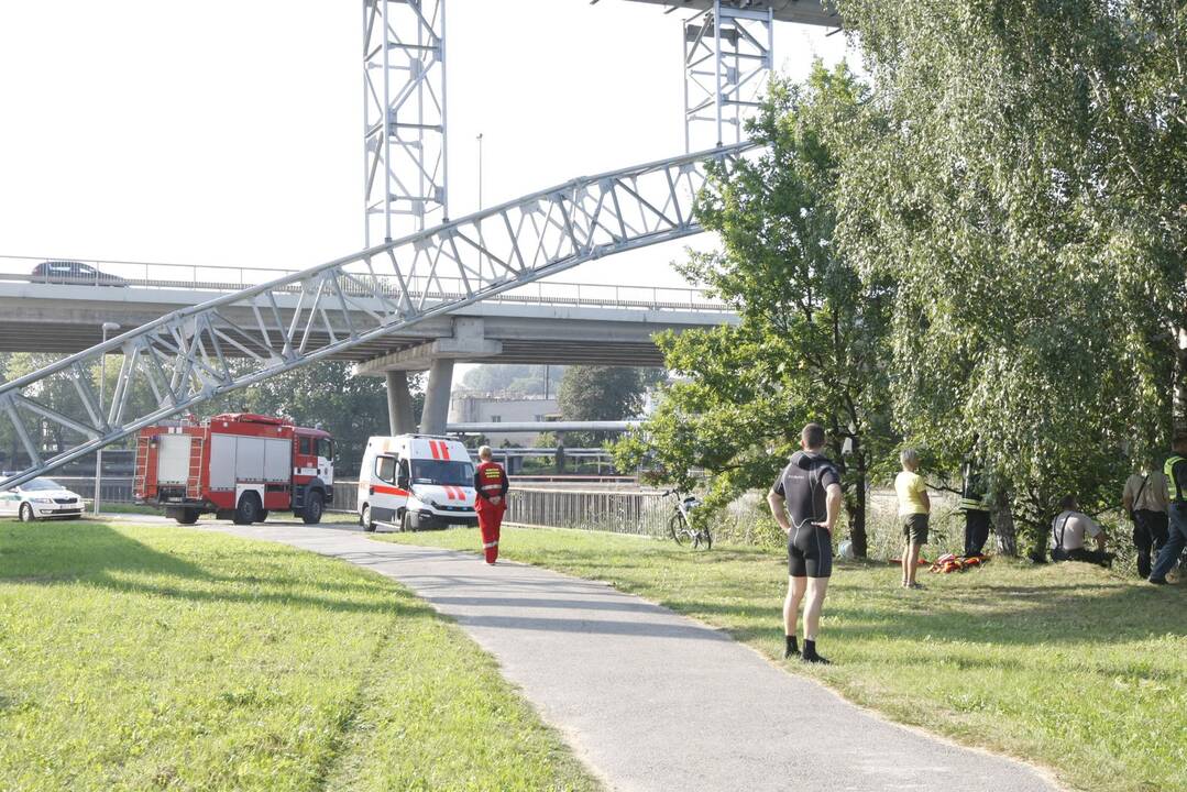 Klaipėdoje nuo tilto į upę nušokusio vyro atgaivinti nepavyko