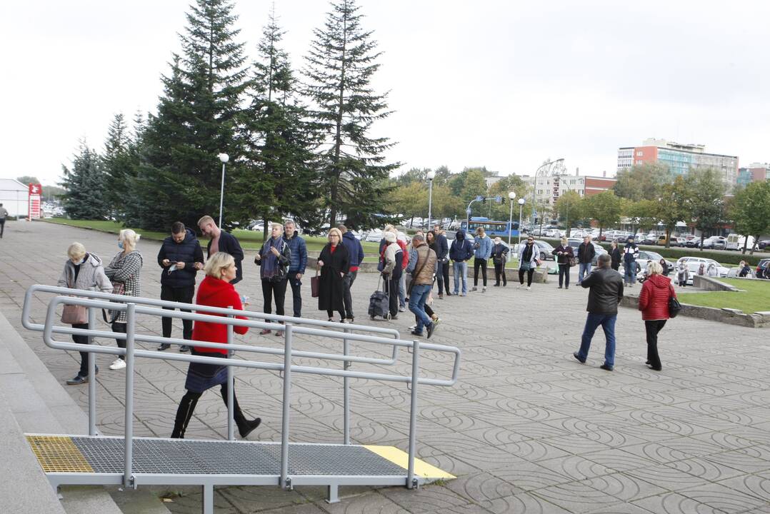 Klaipėdoje rinkėjai skubėjo balsuoti iš anksto: eilėje teko laukti apie pusvalandį