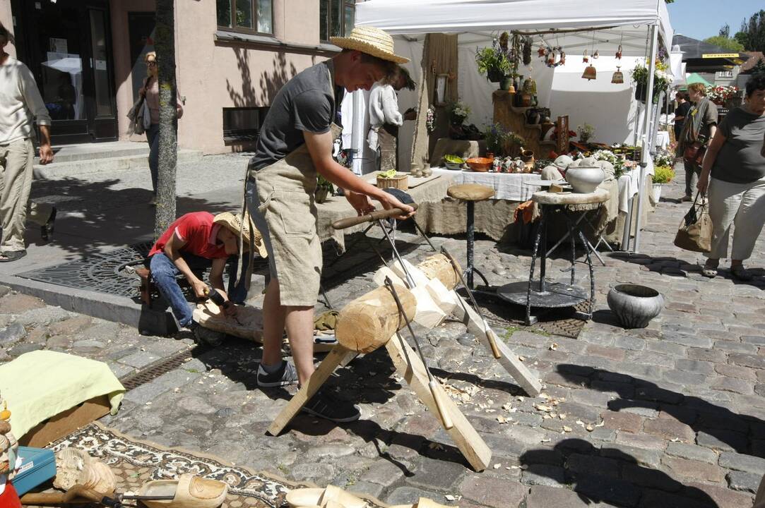 Joninių mugė paskendo žolynuose