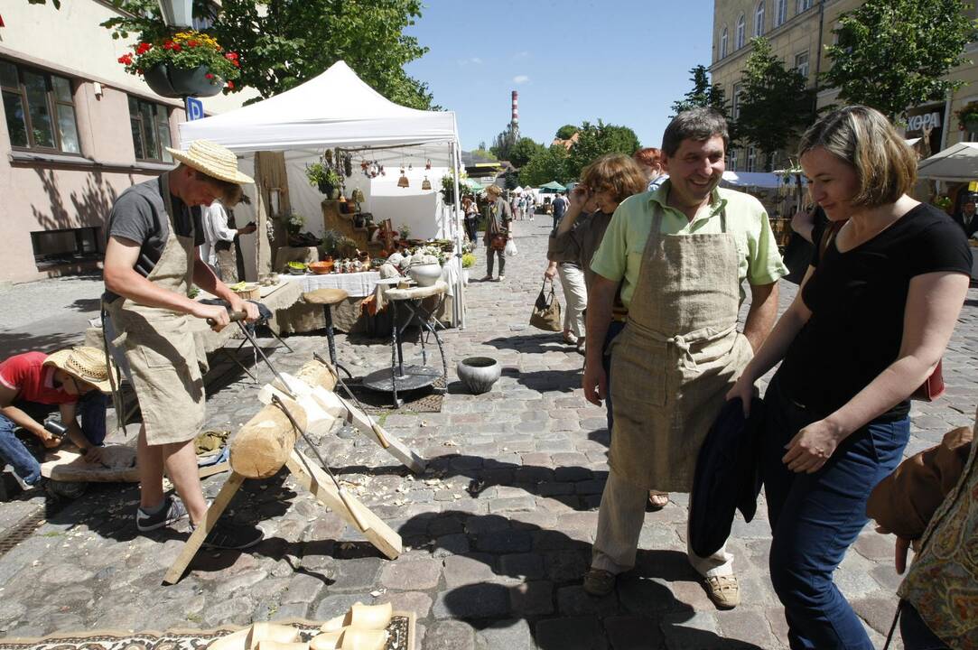 Joninių mugė paskendo žolynuose