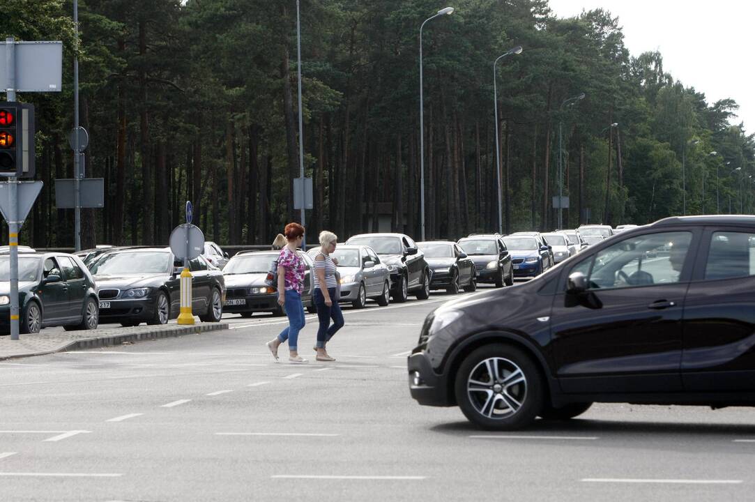 Keliuose į pliažus – automobilių spūstys