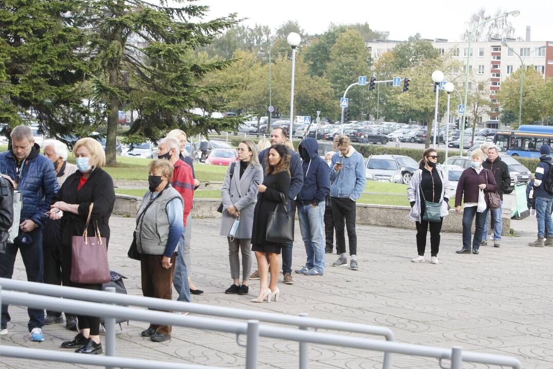 Klaipėdoje rinkėjai skubėjo balsuoti iš anksto: eilėje teko laukti apie pusvalandį