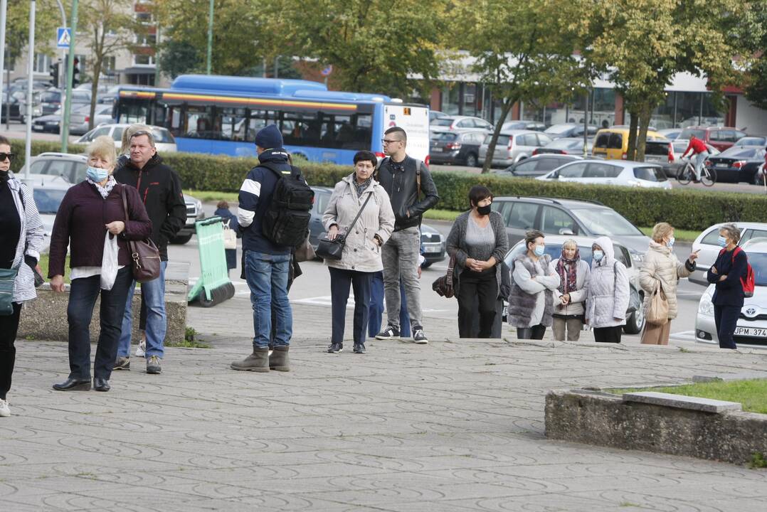 Klaipėdoje rinkėjai skubėjo balsuoti iš anksto: eilėje teko laukti apie pusvalandį