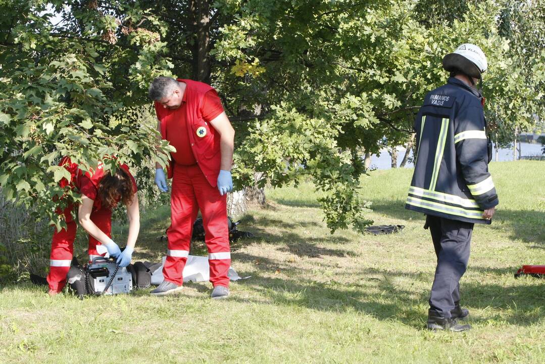 Klaipėdoje nuo tilto į upę nušokusio vyro atgaivinti nepavyko