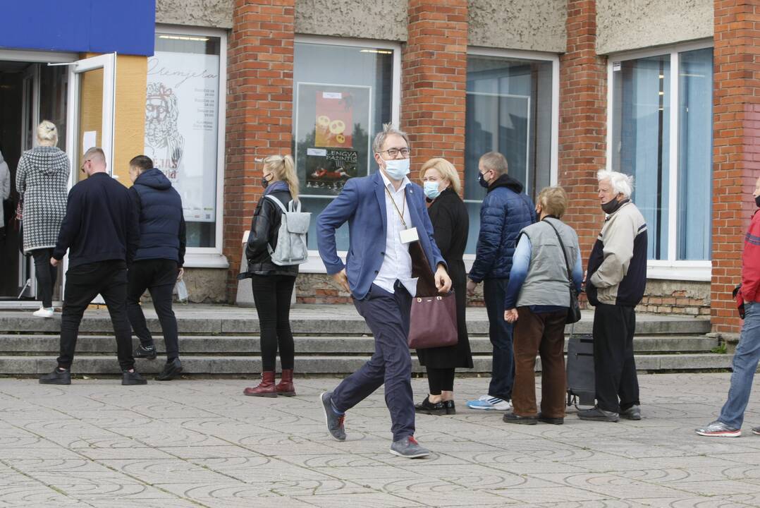 Klaipėdoje rinkėjai skubėjo balsuoti iš anksto: eilėje teko laukti apie pusvalandį