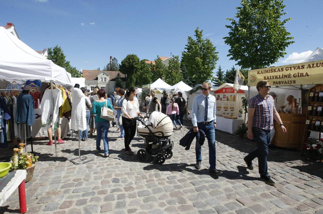 Joninių mugė paskendo žolynuose