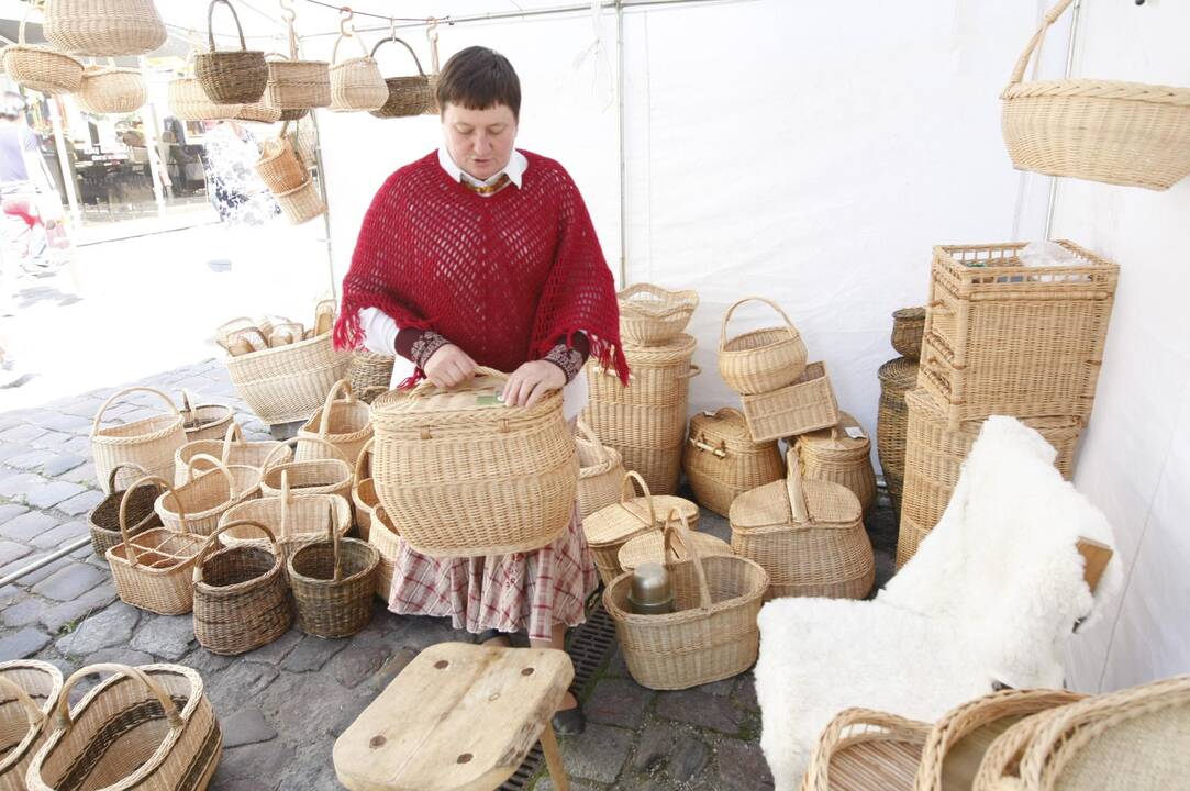 Joninių mugė paskendo žolynuose