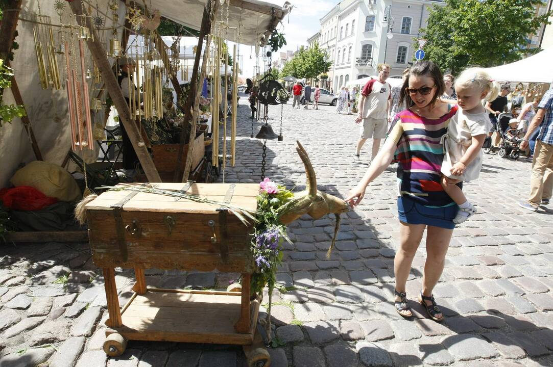 Joninių mugė paskendo žolynuose