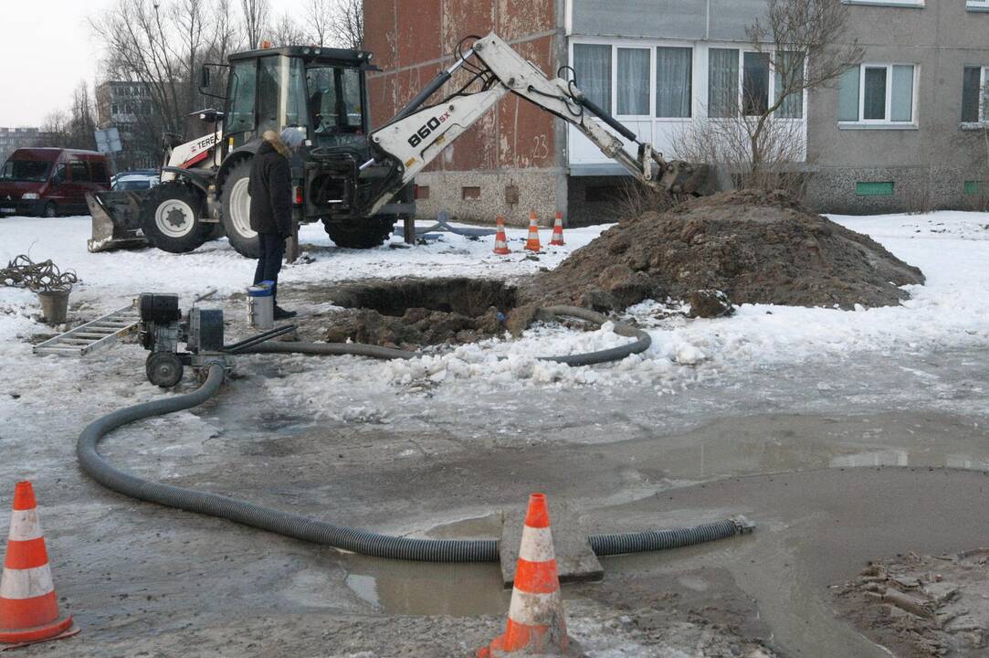 Vandentiekio avarija Naujakiemio gatvėje