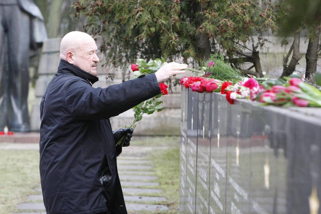 Skulptūrų parke – gėlės raudonarmiečiams