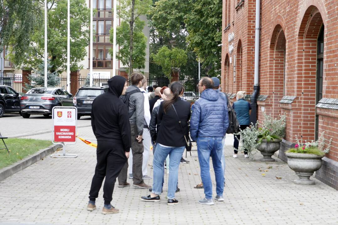 Studentai Klaipėdoje grįžta į auditorijas: prie mobiliojo vakcinavimo punkto – eilės