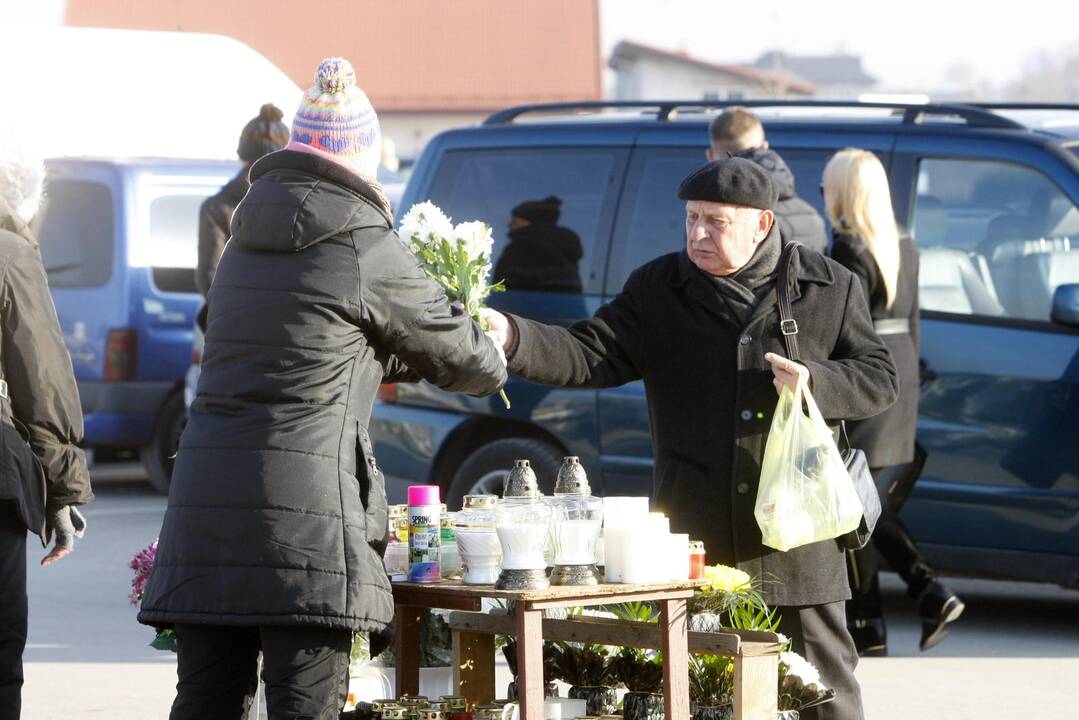 Klaipėdiečiai lankė artimųjų kapus