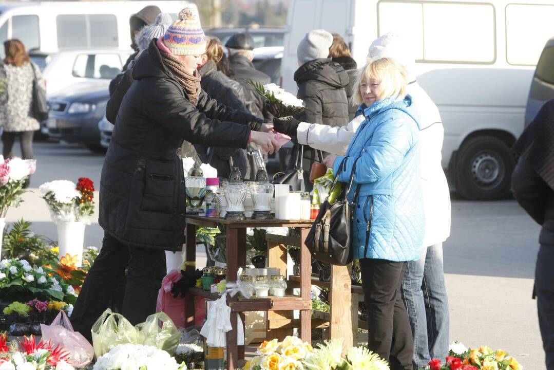 Klaipėdiečiai lankė artimųjų kapus