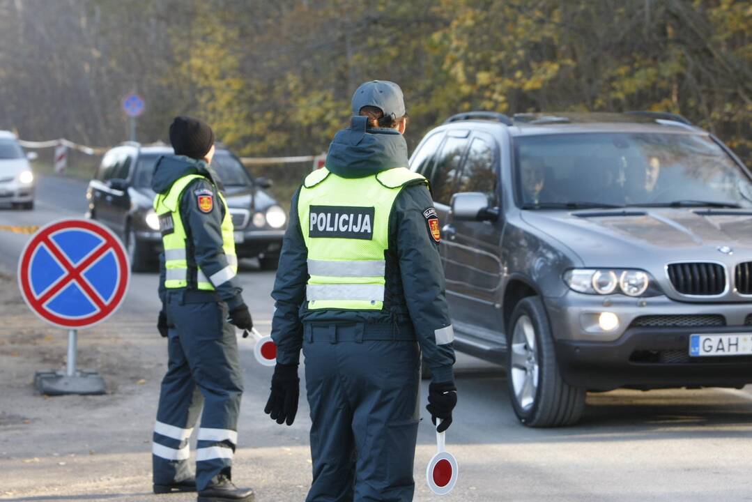 Klaipėdiečiai lankė artimųjų kapus