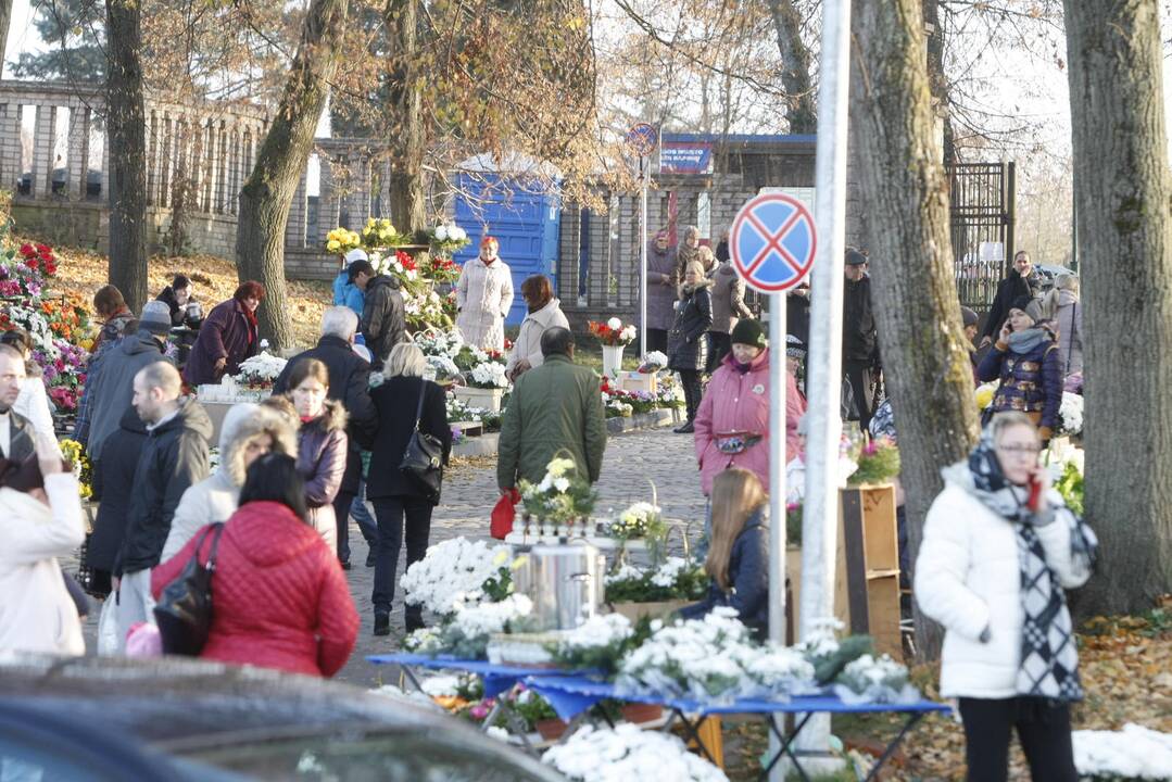 Klaipėdiečiai lankė artimųjų kapus