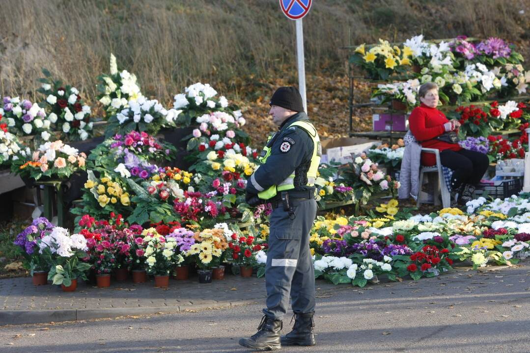 Klaipėdiečiai lankė artimųjų kapus