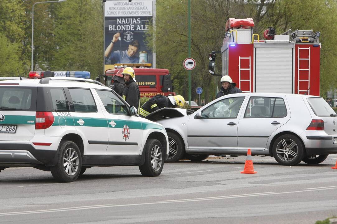 Į žiedinės sankryžos gaudyklę įlėkė automobilis