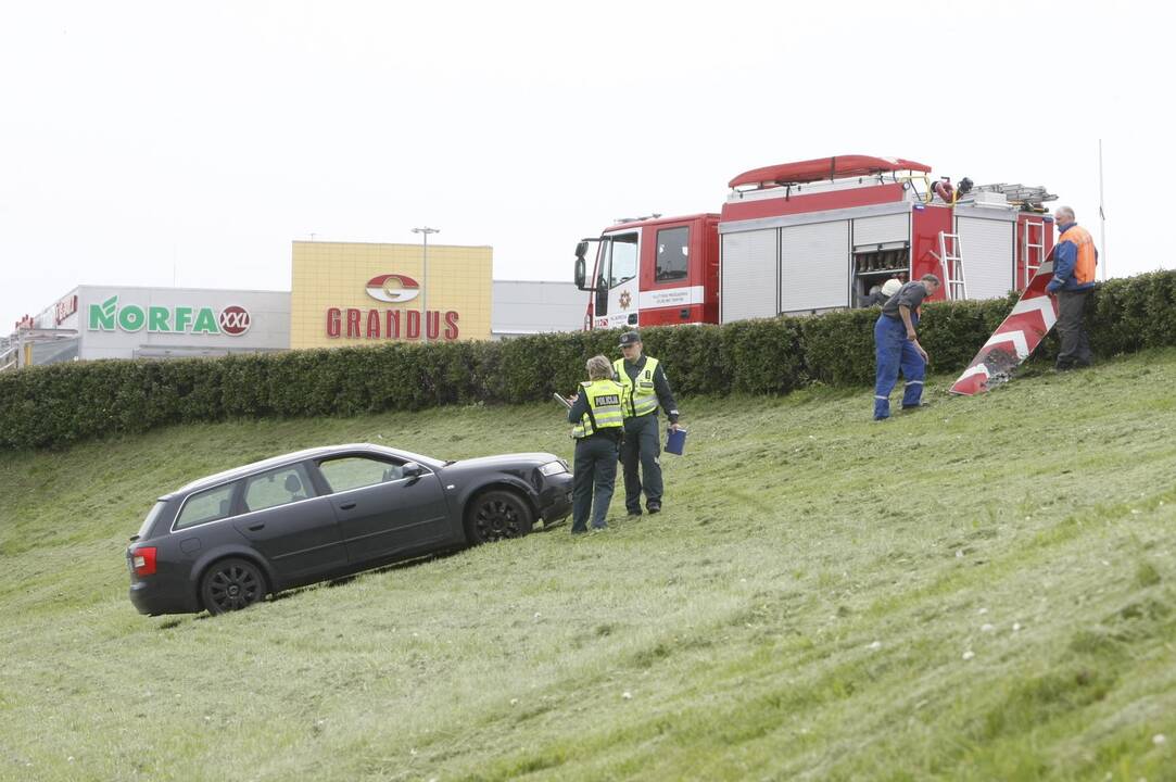 Į žiedinės sankryžos gaudyklę įlėkė automobilis