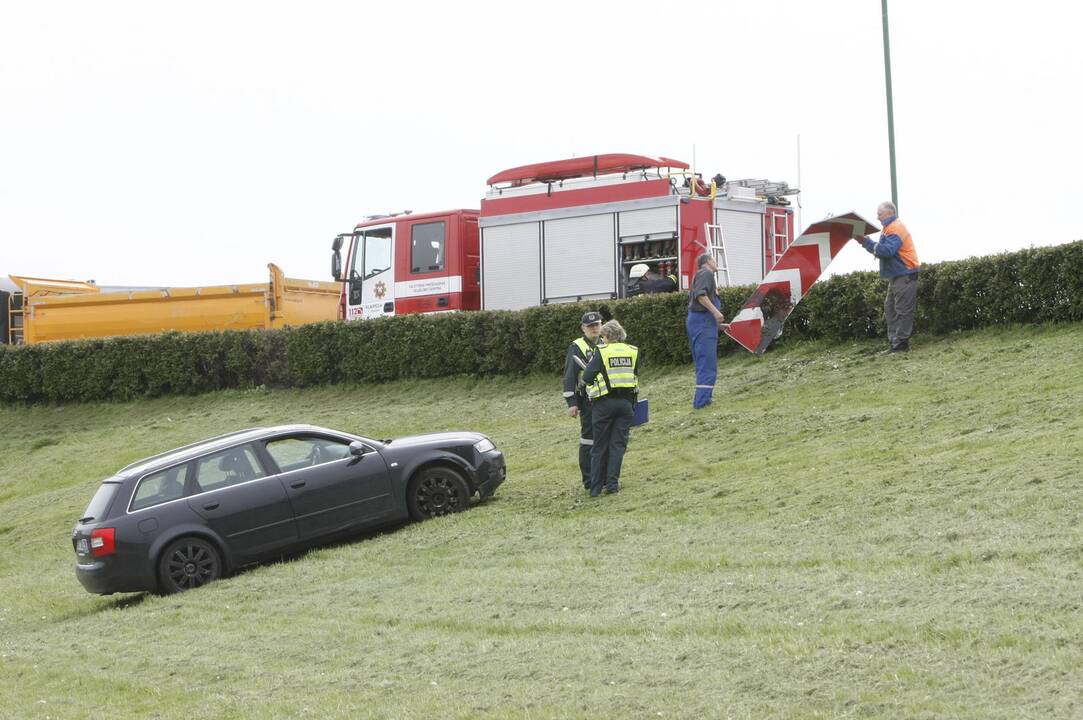 Į žiedinės sankryžos gaudyklę įlėkė automobilis