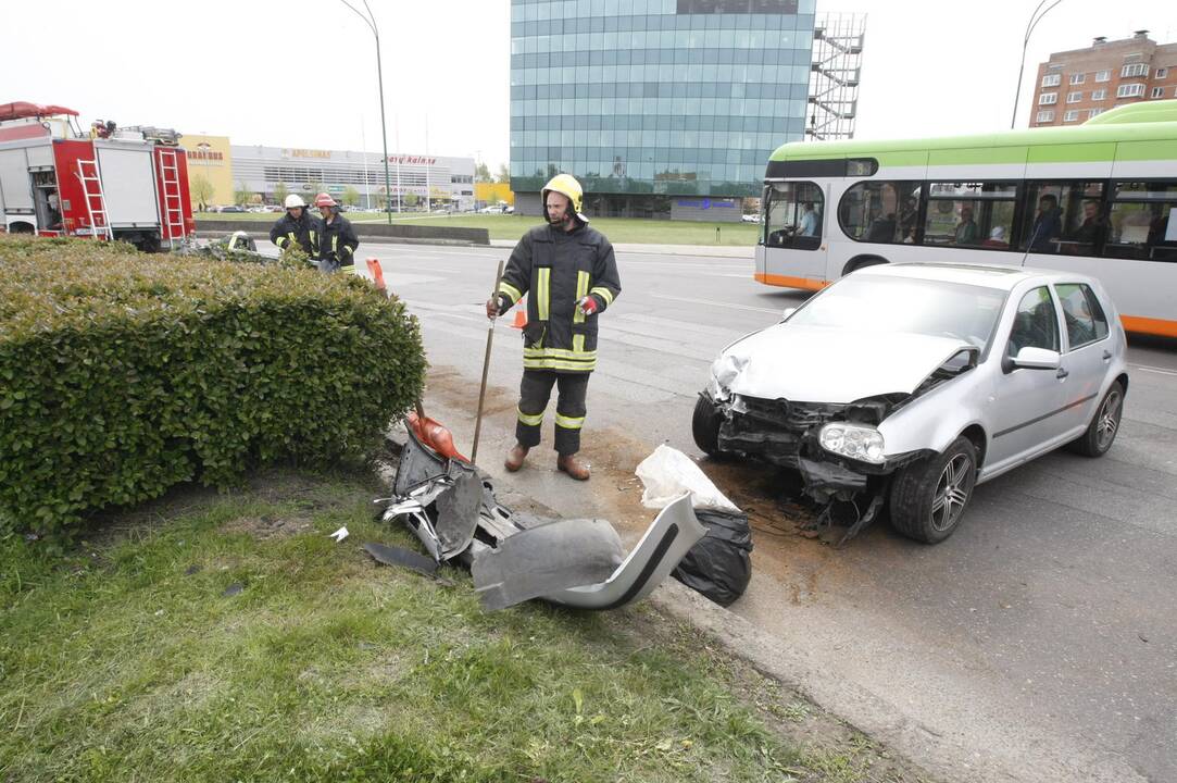 Į žiedinės sankryžos gaudyklę įlėkė automobilis