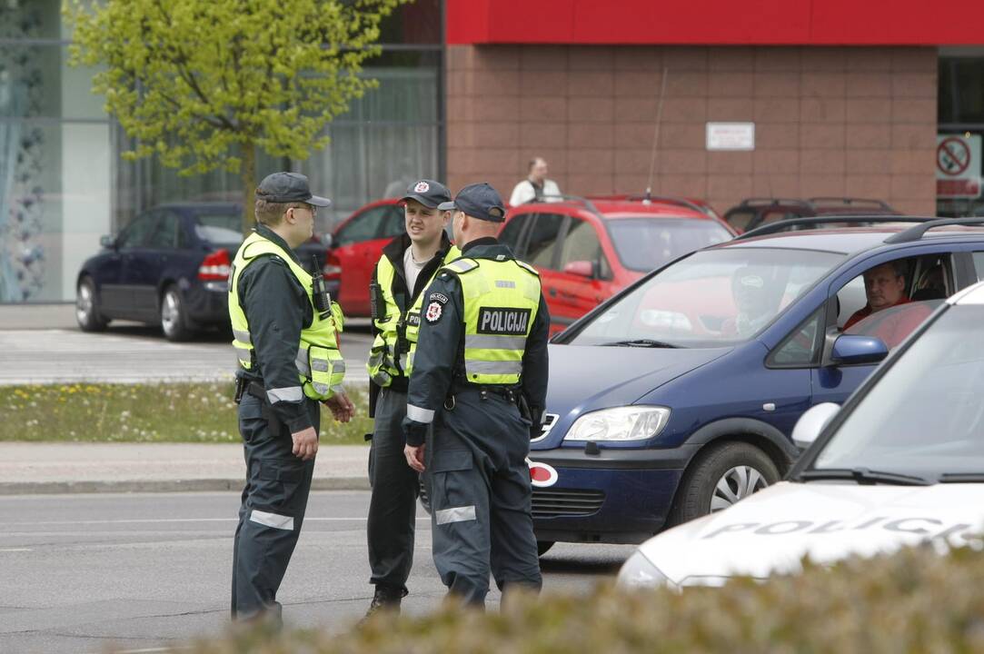 Į žiedinės sankryžos gaudyklę įlėkė automobilis