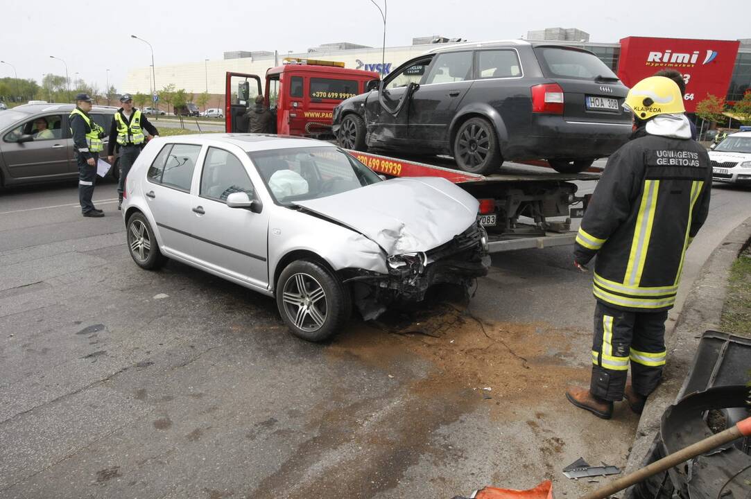 Į žiedinės sankryžos gaudyklę įlėkė automobilis