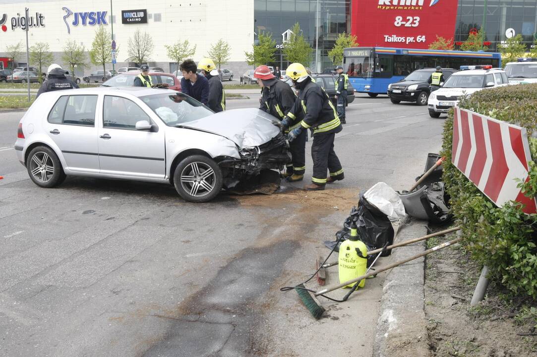 Į žiedinės sankryžos gaudyklę įlėkė automobilis