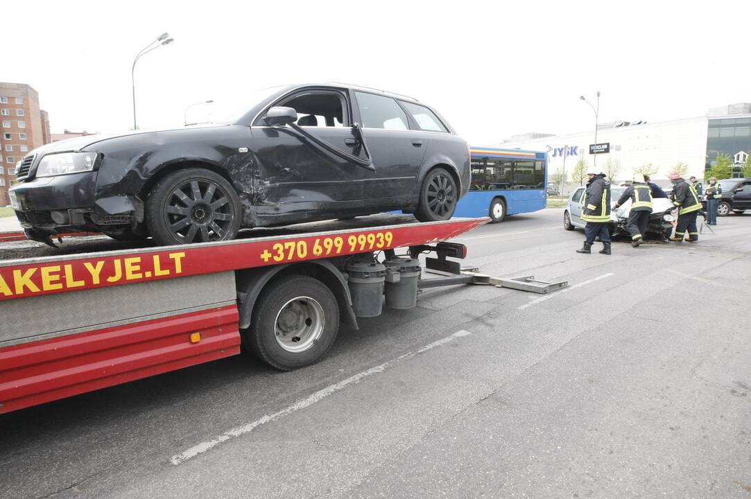 Į žiedinės sankryžos gaudyklę įlėkė automobilis