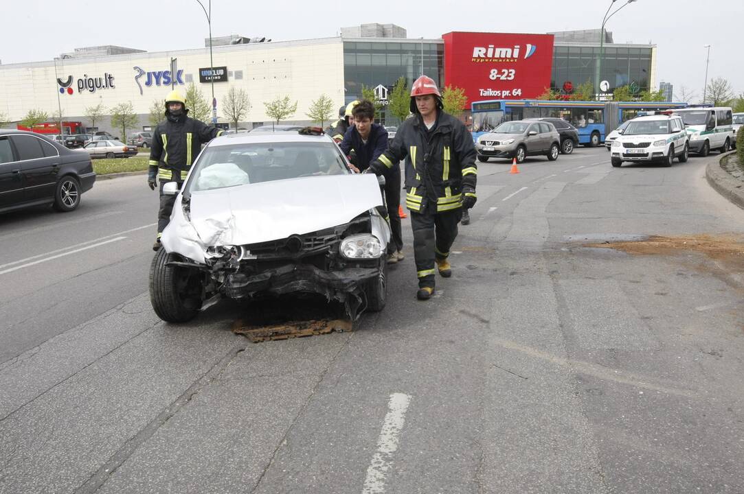 Į žiedinės sankryžos gaudyklę įlėkė automobilis