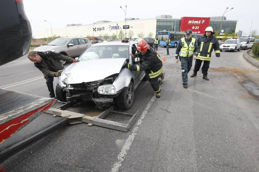 Į žiedinės sankryžos gaudyklę įlėkė automobilis