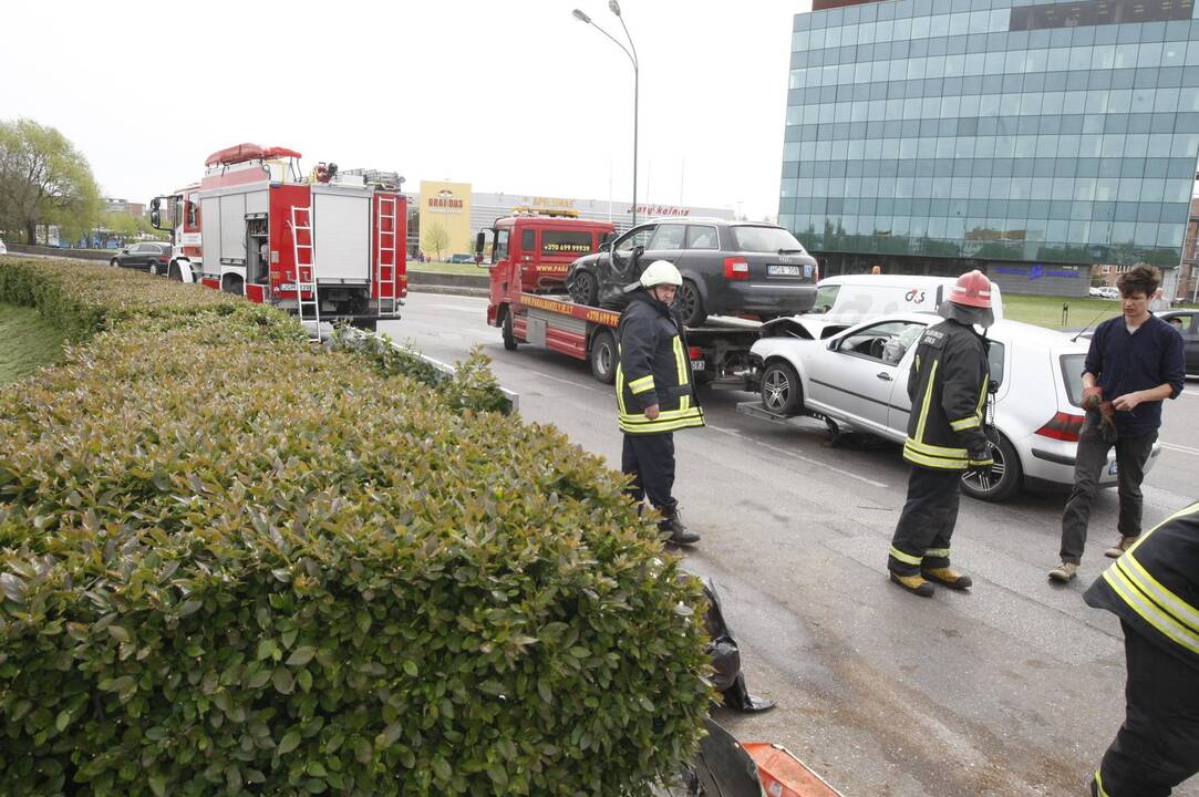 Į žiedinės sankryžos gaudyklę įlėkė automobilis