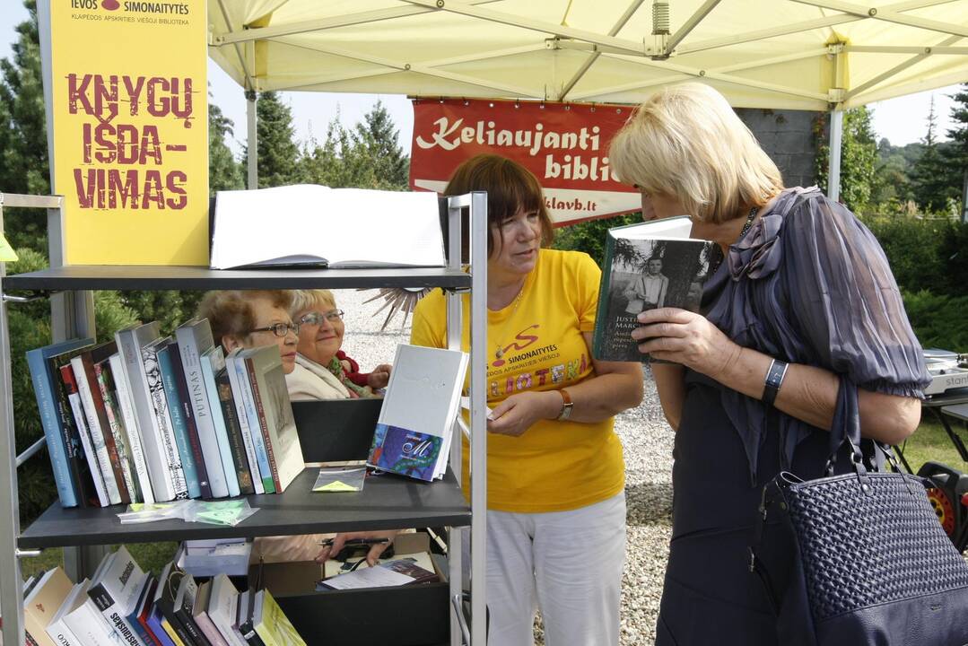 Klaipėdos botanikos sode - laisvi poezijos skaitymai