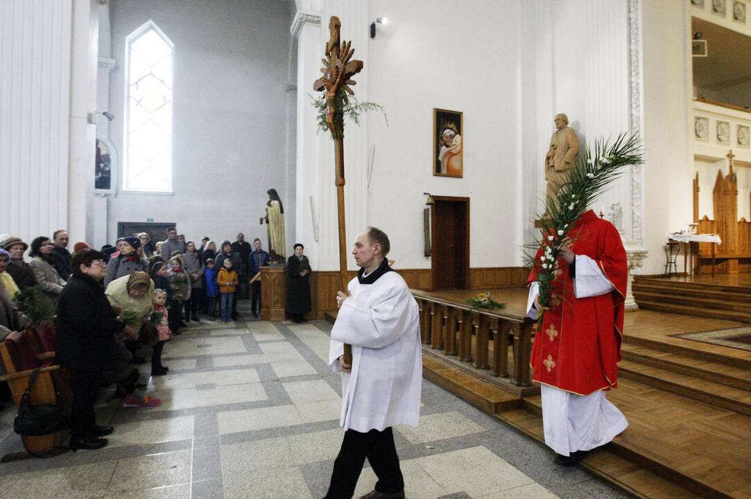 Verbų sekmadienį skubėjo į Mišias