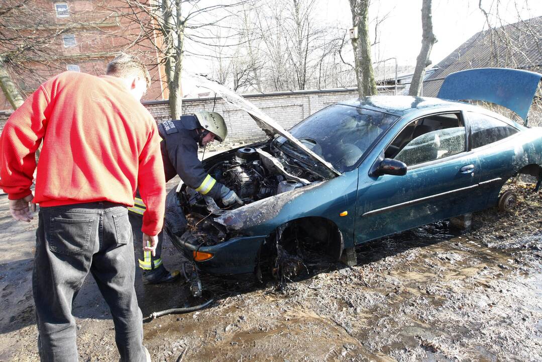 Automobilio gaisras Karklų gatvėje