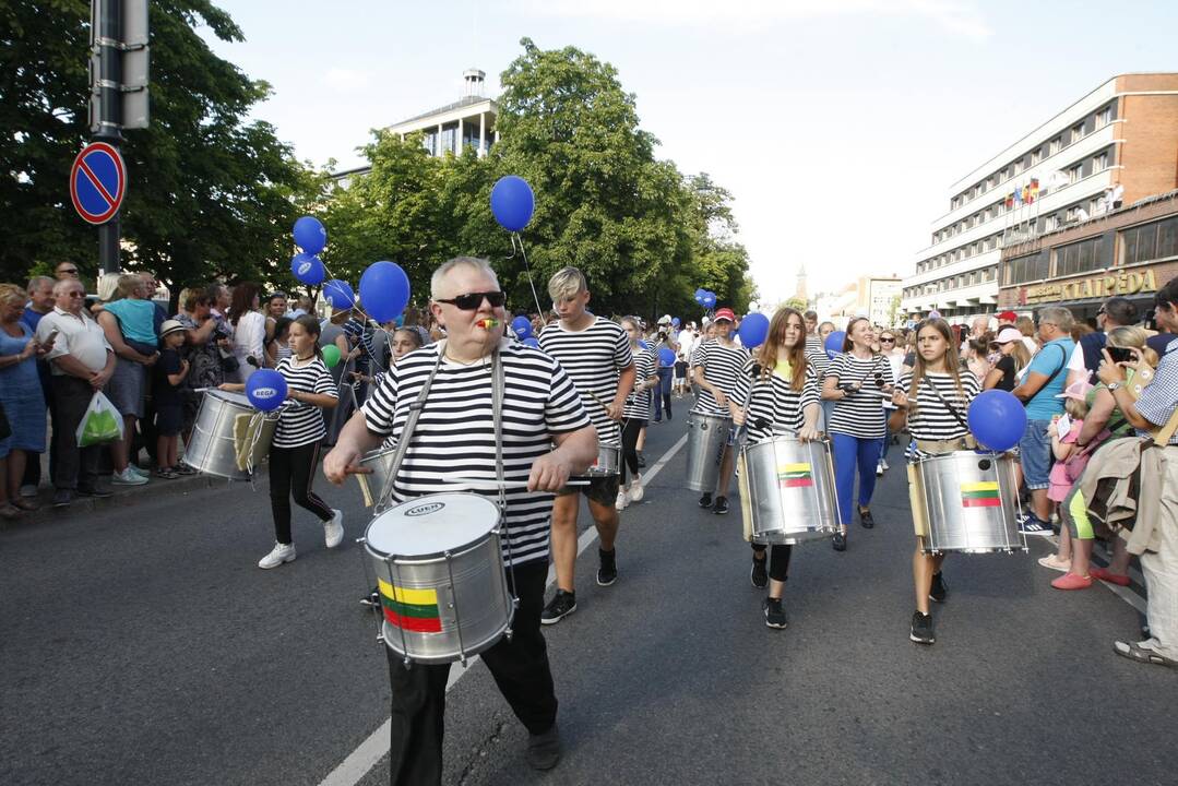 Jūros šventės eitynėse – spalvų paradas