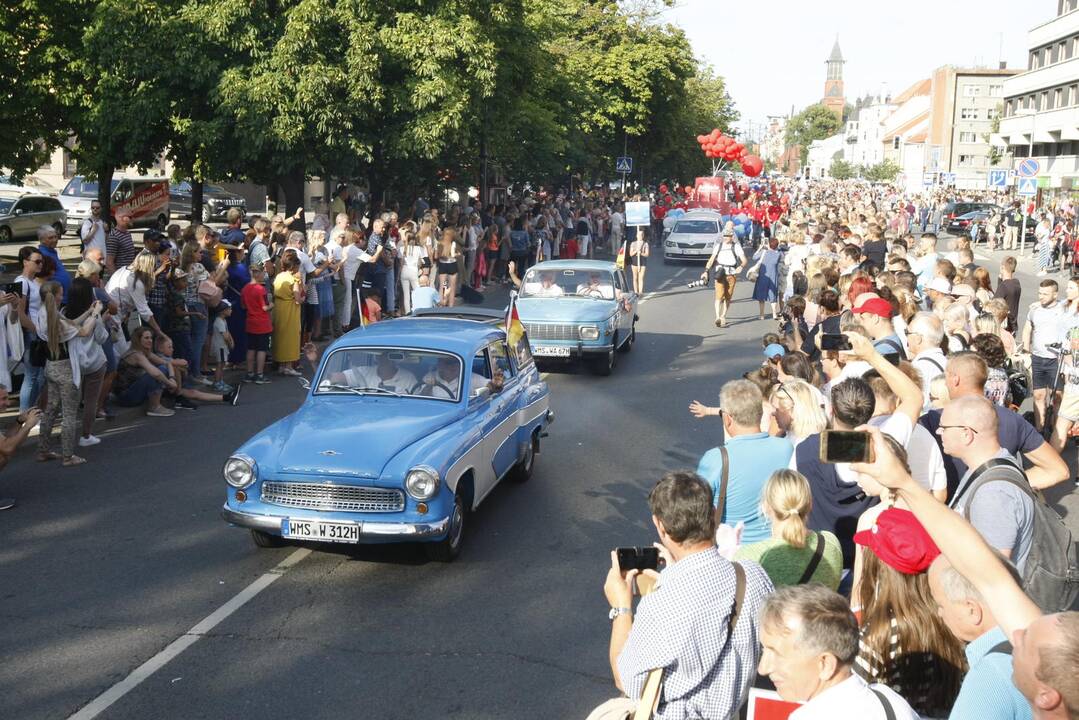 Jūros šventės eitynėse – spalvų paradas