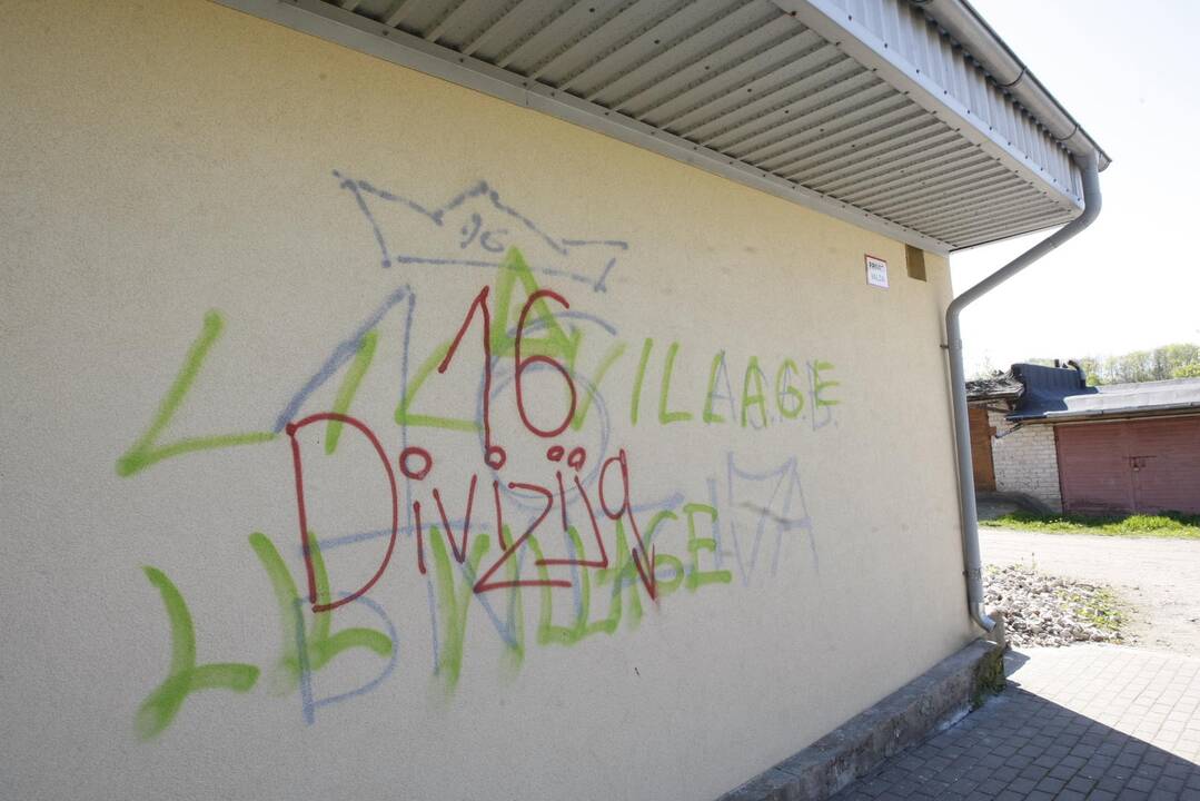 Vandalai ištepliojo namus
