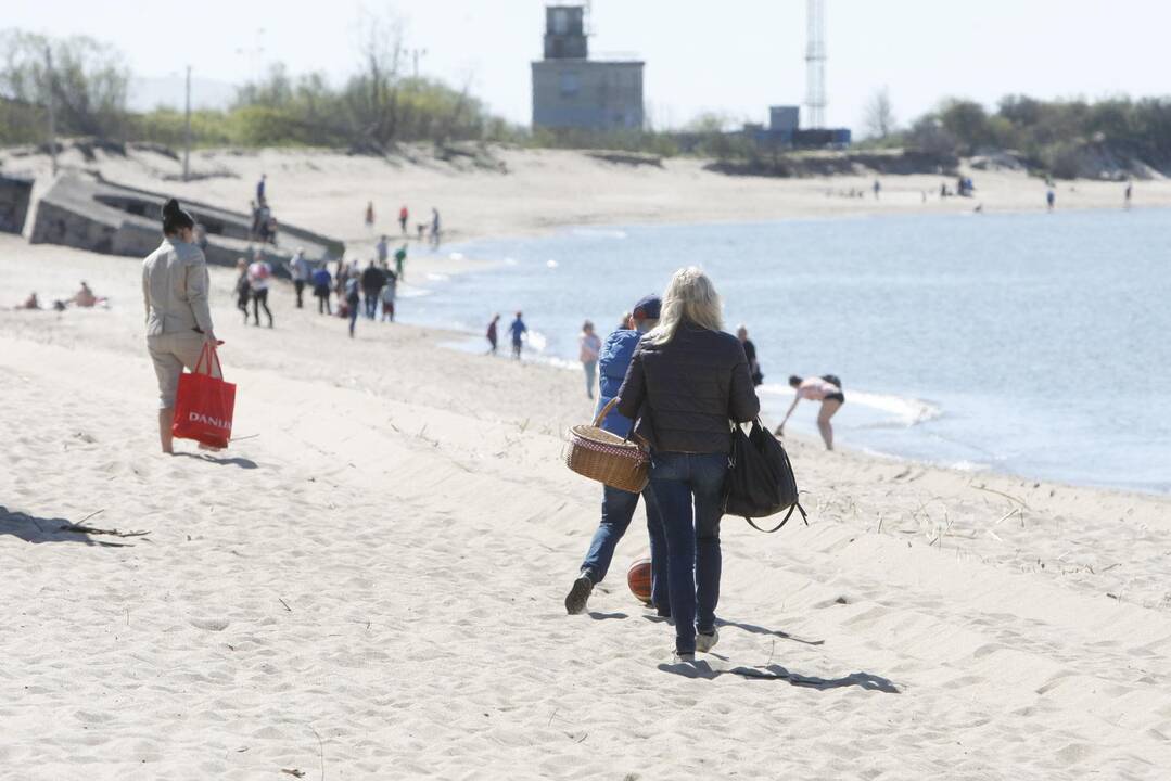 Klaipėdiečiai laiką leido paplūdimyje