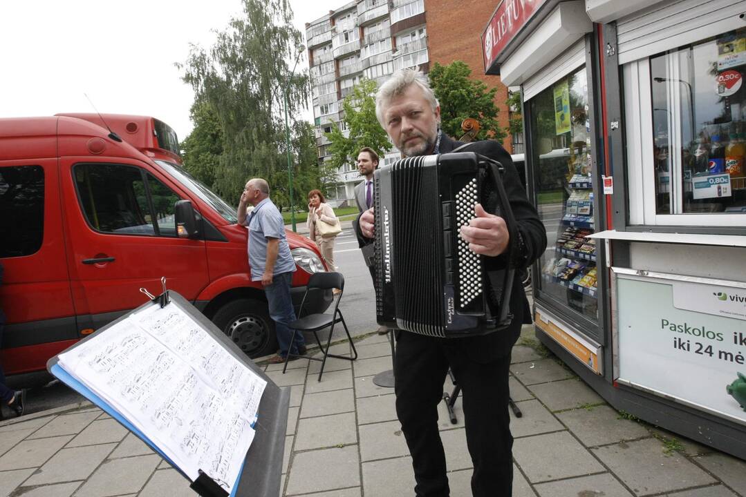 Atidarytos bibliotekėlės autobusų stotelėse