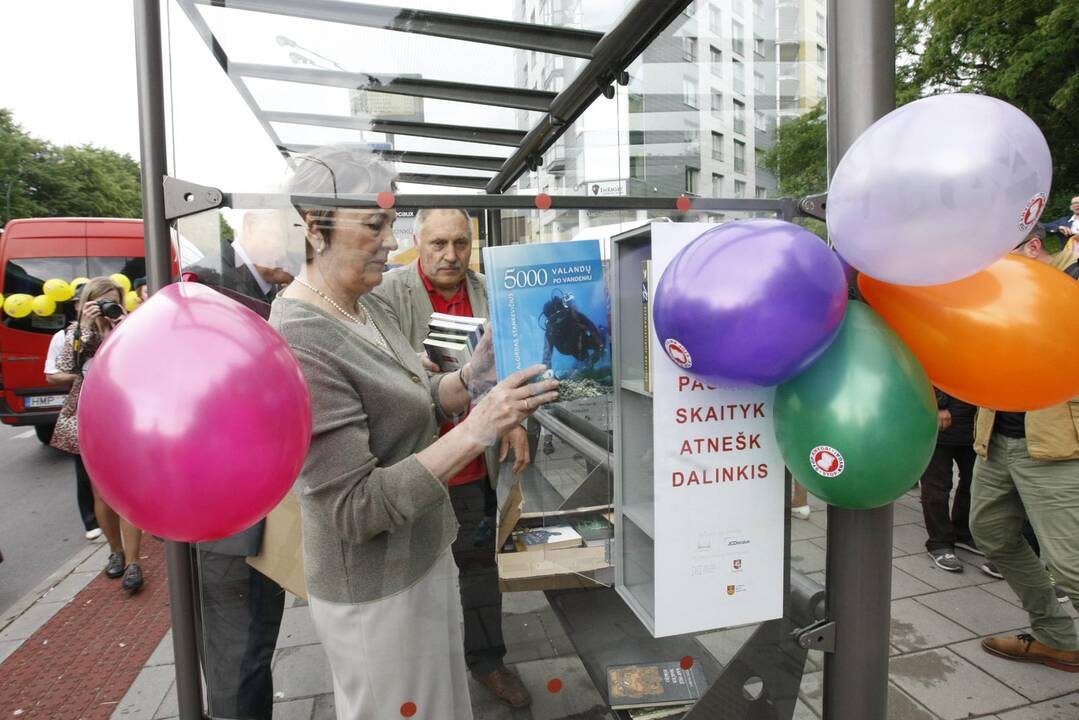 Atidarytos bibliotekėlės autobusų stotelėse