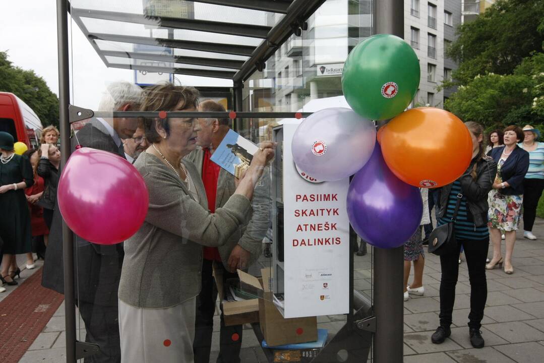 Atidarytos bibliotekėlės autobusų stotelėse