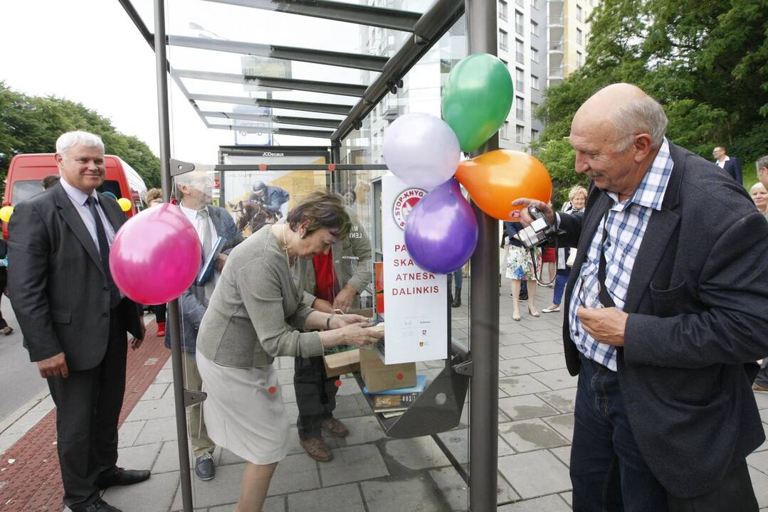 Atidarytos bibliotekėlės autobusų stotelėse