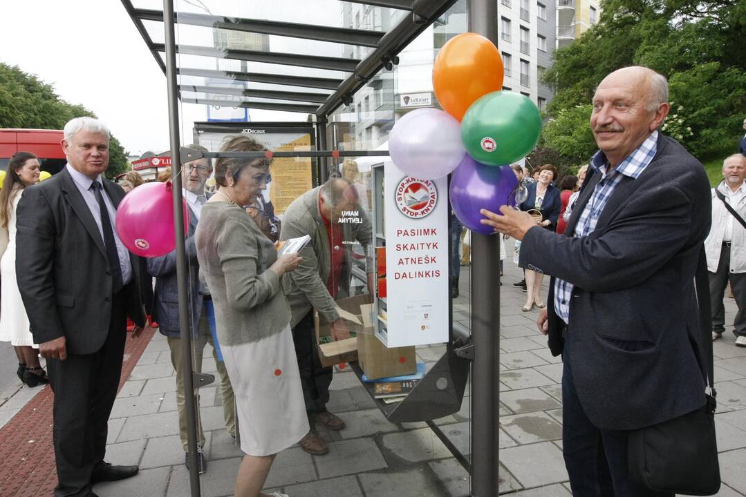 Atidarytos bibliotekėlės autobusų stotelėse