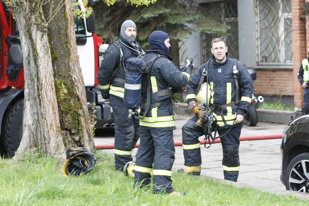 Klaipėdos centre driokstelėjo sprogimas: pro langą iššoko apdegęs žmogus