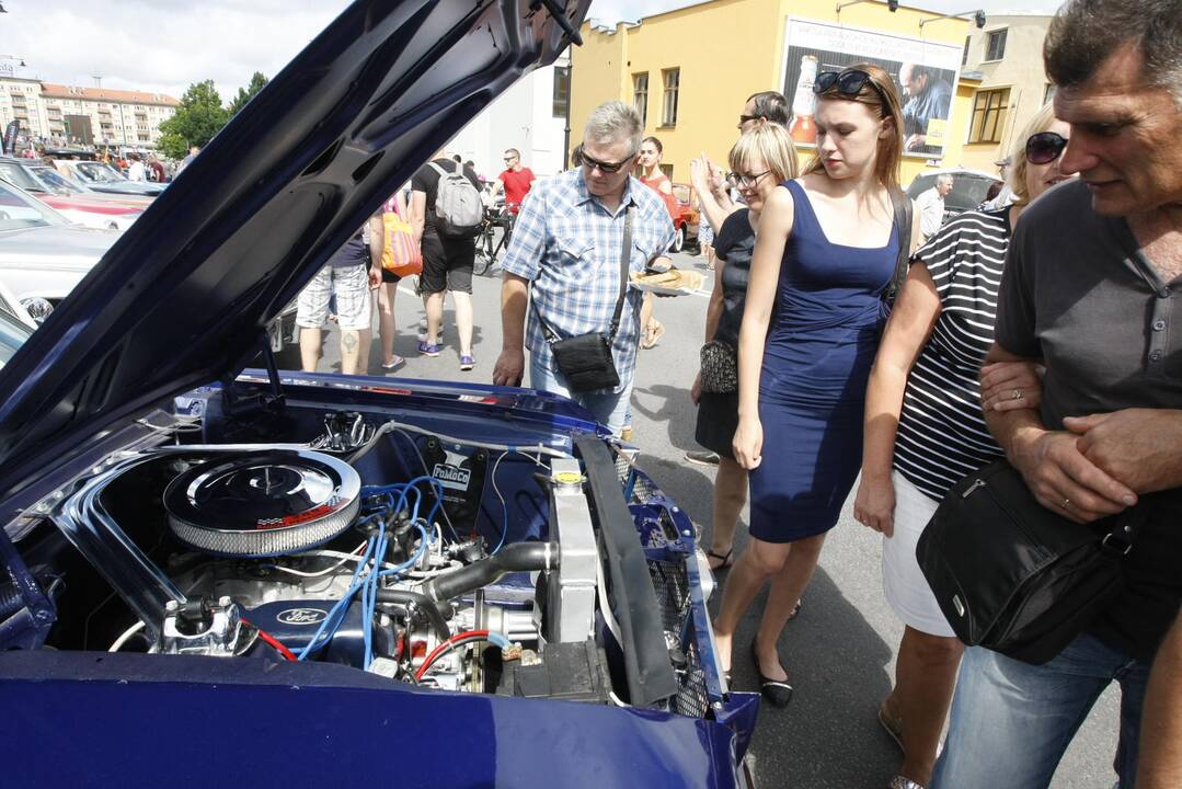 Senovinių automobilių paradas