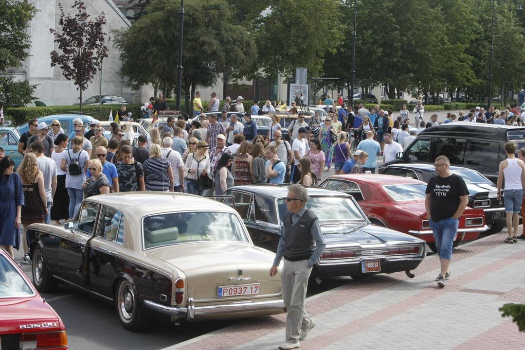 Senovinių automobilių paradas