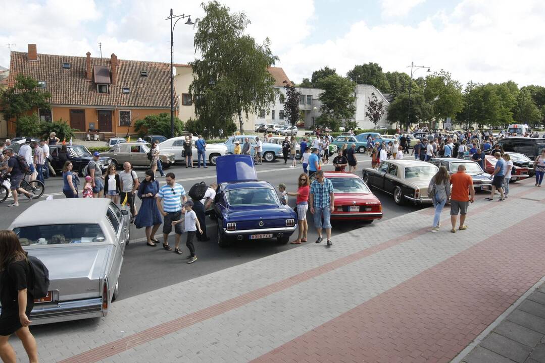 Senovinių automobilių paradas