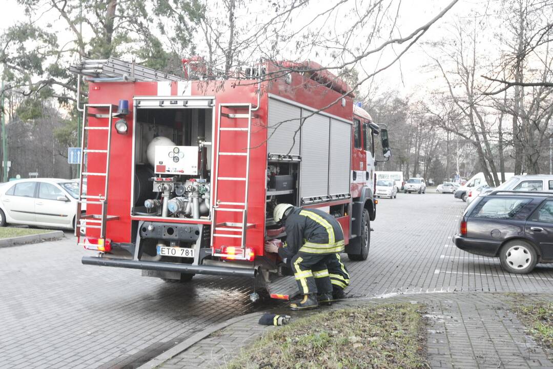 Klaipėdoje sudegė daugiabučio šiukšlių konteineris