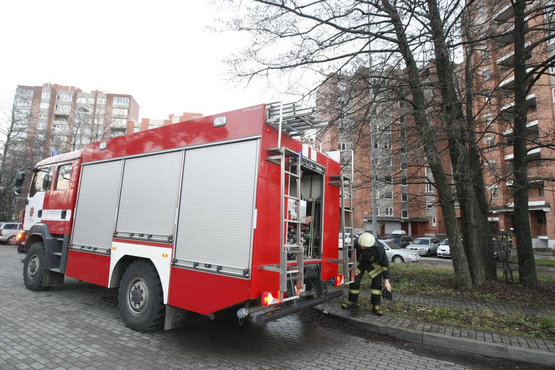 Klaipėdoje sudegė daugiabučio šiukšlių konteineris