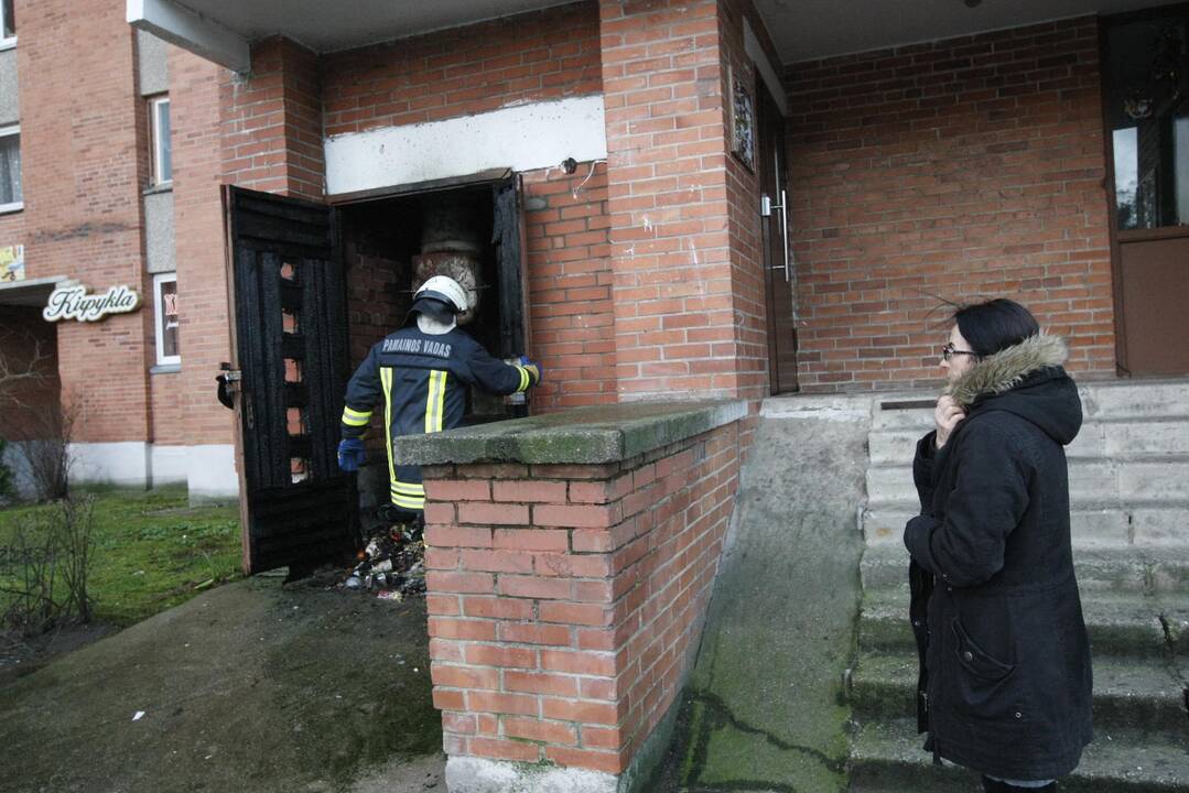 Klaipėdoje sudegė daugiabučio šiukšlių konteineris